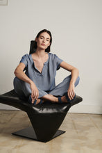 Load image into Gallery viewer, Pants Lola Eco Viscose GBS2222110S van Jane Lushka is een mooie wijde lange broek met striksluiting aan de voorkant en een paspelzak op de achterkant. Broek Lola heeft steekzakken. De broek is uitgevoerd in de kleur blauw. Broek is erg leuk te combineren met de top Remi van Jane Lushka in dezelfde kleur en stof. Hiermee kun je de look creëren van een jumpsuit, maar is natuurlijk ook los van elkaar te dragen. Set is zowel business casual, als casual te dragen, je ziet er stijlvol en vrouwelijk uit.