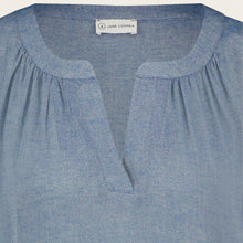 Load image into Gallery viewer, Top Remi Eco Viscose GBS62227080 van Jane Lushka is een mooie top van viscose. Goed te combineren met broek in dezelfde kleur blauw. Hiermee kun je de look creëren van een jumpsuit, maar is natuurlijk ook los van elkaar te dragen. Set is zowel business casual, als casual te dragen, je ziet er stijlvol en vrouwelijk uit.