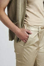 Load image into Gallery viewer, Goudkleurige broek van Jane Lushka, Pants Oslo GLL2222433L is een échte eyecatcher. Broek heeft een elastieken tailleband, steekzakken, twee drukknopen en een rits om de broek te sluiten. Broek heeft paspelzakken op de achterkant en de lengte van de broek is 7/8. Deze broek is mooi te combineren met de blouses van Jane Lushka, zowel in de nude tinten als de donkerblauwe blouses en tops. Elke combinatie is stijlvol, vrouwelijk en zowel business casual als casual te dragen. Prachtig!