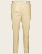 Load image into Gallery viewer, Goudkleurige broek van Jane Lushka, Pants Oslo GLL2222433L is een échte eyecatcher. Broek heeft een elastieken tailleband, steekzakken, twee drukknopen en een rits om de broek te sluiten. Broek heeft paspelzakken op de achterkant en de lengte van de broek is 7/8. Deze broek is mooi te combineren met de blouses van Jane Lushka, zowel in de nude tinten als de donkerblauwe blouses en tops. Elke combinatie is stijlvol, vrouwelijk en zowel business casual als casual te dragen. Prachtig!