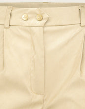 Load image into Gallery viewer, Goudkleurige broek van Jane Lushka, Pants Oslo GLL2222433L is een échte eyecatcher. Broek heeft een elastieken tailleband, steekzakken, twee drukknopen en een rits om de broek te sluiten. Broek heeft paspelzakken op de achterkant en de lengte van de broek is 7/8. Deze broek is mooi te combineren met de blouses van Jane Lushka, zowel in de nude tinten als de donkerblauwe blouses en tops. Elke combinatie is stijlvol, vrouwelijk en zowel business casual als casual te dragen. Prachtig!