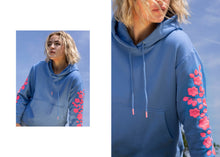 Load image into Gallery viewer, Blauwe Sweater NEON EMBROIDERY HOODY BLUE van DAY x fee G, is een luxe en super comfortabele trui met een geweldige streetstyle- look. De sweater heeft borduurwerk als mooi detail. Prachtige trui van 100% katoen, is verkrijgbaar in verschillende kleuren: Blauw/roze en Grijs/oranje.