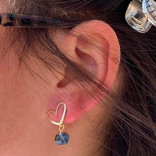Load image into Gallery viewer, Oorbellen hartjes, Limited Edition! Deze set bestaat uit twee verschillende oorbellen in de vorm van een hart, en heeft een blauw steentje. Lengte oorbellen is ca. 2cm lang en zijn gemaakt van recycled materialen.