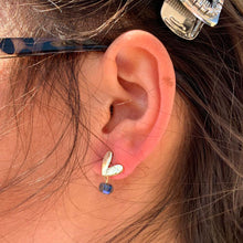 Load image into Gallery viewer, Oorbellen hartjes, Limited Edition! Deze set bestaat uit twee verschillende oorbellen in de vorm van een hart, en heeft een blauw steentje. Lengte oorbellen is ca. 2cm lang en zijn gemaakt van recycled materialen.