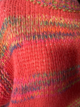 Afbeelding in Gallery-weergave laden, Multicolor Top Knitwear is een breisel, kort en recht model met korte mouwen. Draag deze trui met een mooie blouse van Moment. De multicolor trui is verkrijgbaar in verschillende kleuren: Coral, Groen en Wit.