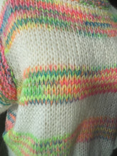 Afbeelding in Gallery-weergave laden, Multicolor Top Knitwear is een breisel, kort en recht model met korte mouwen. Draag deze trui met een mooie blouse van Moment. De multicolor trui is verkrijgbaar in verschillende kleuren: Coral, Groen en Wit.