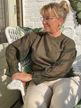 Afbeelding in Gallery-weergave laden, Top AG.ANOLA is een mooie top van een viscose mix, gecombineerd met lange mouwen van het materiaal mesh. Deze top heeft een ronde hals en als leuk detail is de stof op de manchet gerimpeld door een elastische boord. Top is verkrijgbaar in verschillende kleuren: Marineblauw, Legergroen.