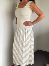 Load image into Gallery viewer, Viscose Rok V-stripes is een maxi rok met een elastische band. De rok is van 100% viscose, valt mooi en is heerlijk luchtig voor de zomer. De rok is verkrijgbaar in verschillende kleuren. Kleur : Beige/Wit, Grijs/Wit