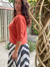 Afbeelding in Gallery-weergave laden, Trui in de kleur Brique is van een viscose mix, een heerlijk zachte stof, een mooie knitwear. Trui heeft een ronde hals en 3/4 mouwen, one size, te dragen als maat S t/m XL. Viscose trui is verkrijgbaar in verschillende kleuren: Camel, Fuchsia, Brique.