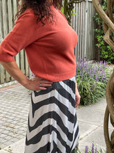 Afbeelding in Gallery-weergave laden, Trui in de kleur Brique is van een viscose mix, een heerlijk zachte stof, een mooie knitwear. Trui heeft een ronde hals en 3/4 mouwen, one size, te dragen als maat S t/m XL. Viscose trui is verkrijgbaar in verschillende kleuren: Camel, Fuchsia, Brique.