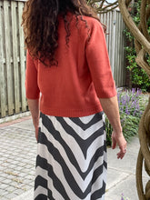 Afbeelding in Gallery-weergave laden, Trui in de kleur Brique is van een viscose mix, een heerlijk zachte stof, een mooie knitwear. Trui heeft een ronde hals en 3/4 mouwen, one size, te dragen als maat S t/m XL. Viscose trui is verkrijgbaar in verschillende kleuren: Camel, Fuchsia, Brique.