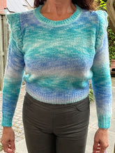 Afbeelding in Gallery-weergave laden, Trui Arcus in een mixkleur Turquoise/kobalt is een trendy grof gebreide korte trui met lange mouwen, heeft kapmouwen met ruches als leuk detail. De trui is gemaakt van multicolor garen en is verkrijgbaar in één maat, draagbaar voor maat S/M/L.