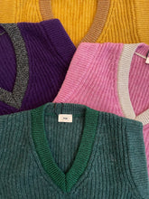 Load image into Gallery viewer, Spencers LEGALATE is van een Engels breisel, is een recht model, heuplengte en heeft een geribbelde afwerking met een lurex draad als mooi detail. Draag deze mouwloze trui met V-hals met een blouse. De spencer is verkrijgbaar in verschillende kleuren: Groen, Okergeel, Violet en Roze.