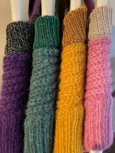 Load image into Gallery viewer, Spencers LEGALATE is van een Engels breisel, is een recht model, heuplengte en heeft een geribbelde afwerking met een lurex draad als mooi detail. Draag deze mouwloze trui met V-hals met een blouse. De spencer is verkrijgbaar in verschillende kleuren: Groen, Okergeel, Violet en Roze.