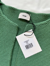 Load image into Gallery viewer, Gilet LEGIGI heeft een gebreide moussesteek, is een recht model en valt op heuphoogte. Mouwloos gilet heeft een open ronde hals en een geribde afwerking. Dit leuke gilet is verkrijgbaar in verschillende kleuren: Vert (mosgroen), Ecru, Sahara (camel), Menthe (felgroen), Malabar (oudroze), Blanc (wit), Mint.