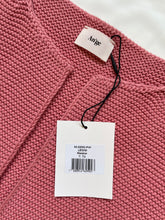 Load image into Gallery viewer, Gilet LEGIGI heeft een gebreide moussesteek, is een recht model en valt op heuphoogte. Mouwloos gilet heeft een open ronde hals en een geribde afwerking. Dit leuke gilet is verkrijgbaar in verschillende kleuren: Vert (mosgroen), Ecru, Sahara (camel), Menthe (felgroen), Malabar (oudroze), Blanc (wit), Mint.