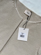 Load image into Gallery viewer, Gilet LEGIGI heeft een gebreide moussesteek, is een recht model en valt op heuphoogte. Mouwloos gilet heeft een open ronde hals en een geribde afwerking. Dit leuke gilet is verkrijgbaar in verschillende kleuren: Vert (mosgroen), Ecru, Sahara (camel), Menthe (felgroen), Malabar (oudroze), Blanc (wit), Mint.