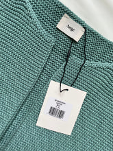 Load image into Gallery viewer, Gilet LEGIGI heeft een gebreide moussesteek, is een recht model en valt op heuphoogte. Mouwloos gilet heeft een open ronde hals en een geribde afwerking. Dit leuke gilet is verkrijgbaar in verschillende kleuren: Vert (mosgroen), Ecru, Sahara (camel), Menthe (felgroen), Malabar (oudroze), Blanc (wit), Mint.