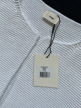 Load image into Gallery viewer, Gilet LEGIGI heeft een gebreide moussesteek, is een recht model en valt op heuphoogte. Mouwloos gilet heeft een open ronde hals en een geribde afwerking. Dit leuke gilet is verkrijgbaar in verschillende kleuren: Vert (mosgroen), Ecru, Sahara (camel), Menthe (felgroen), Malabar (oudroze), Blanc (wit), Mint.