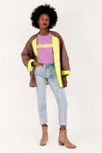 Load image into Gallery viewer, Bruine Jas Doorgestikt is oversized, heeft lange mouwen, twee klep zakken en knopen om de jas te sluiten. Deze jas heeft twee contrasterende kleuren, binnenkant jas is fluo en de mouwen kunnen naar wens omgeslagen worden zodat de felle kleur als mooi accent zichtbaar wordt. Deze doorgestikte jas is verkrijgbaar in verschillende kleuren: groen/oranje, khaki/roze, bruin/geel.