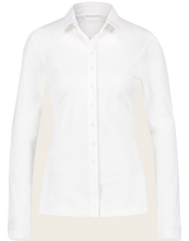 Load image into Gallery viewer, Jane Lushka Kikkie, witte blouse Kikkie is een getailleerde blouse uit de basis collectie van Jane Luskha, heeft 3/4 lange mouwen, witte knoopjes en een kraag. Deze stijlvolle blouse is ook ontzettend mooi om te dragen onder een pak. De blouse is uitgevoerd in het wit en is van de bekende travel kwaliteit.