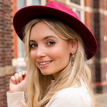 Afbeelding in Gallery-weergave laden, Paarse statement oorbellen uit de Veerle Collectie! Deze oorbel is een echte eyecatcher. De oorbellen zijn gemaakt van geslepen kristal en zijn ook nog eens gold dipped. De oorbel is verkrijgbaar in verschillende kleuren: zwart, beige, paars, blauw. De afmeting van de oorbel is 4,7cm x 1cm.