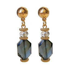 Afbeelding in Gallery-weergave laden, Blauwe statement oorbellen uit de Veerle Collectie! Deze oorbel is een echte eyecatcher. De oorbellen zijn gemaakt van geslepen kristal en zijn ook nog eens gold dipped. De oorbel is verkrijgbaar in verschillende kleuren: zwart, beige, paars, blauw. De afmeting van de oorbel is 4,7cm x 1cm.