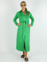 Afbeelding in Gallery-weergave laden, Groene Doorknoop Jurk Valerie is een stijlvolle lange doorknoop jurk met lange mouw in getailleerd model van By Swan. Deze jurk is van een kreukvrije travel kwaliteit. Ideaal om mee te nemen in de koffer voor jouw vakantie.