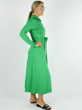 Afbeelding in Gallery-weergave laden, Groene Doorknoop Jurk Valerie is een stijlvolle lange doorknoop jurk met lange mouw in getailleerd model van By Swan. Deze jurk is van een kreukvrije travel kwaliteit. Ideaal om mee te nemen in de koffer voor jouw vakantie.