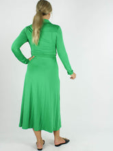 Afbeelding in Gallery-weergave laden, Groene Doorknoop Jurk Valerie is een stijlvolle lange doorknoop jurk met lange mouw in getailleerd model van By Swan. Deze jurk is van een kreukvrije travel kwaliteit. Ideaal om mee te nemen in de koffer voor jouw vakantie.