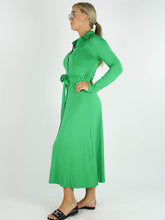 Afbeelding in Gallery-weergave laden, Groene Doorknoop Jurk Valerie is een stijlvolle lange doorknoop jurk met lange mouw in getailleerd model van By Swan. Deze jurk is van een kreukvrije travel kwaliteit. Ideaal om mee te nemen in de koffer voor jouw vakantie.