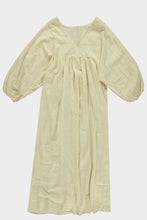 Afbeelding in Gallery-weergave laden, Jurk Maxi Paillet Beige is erg trendy en van 100% katoen wafelstof, zit heerlijk, heeft een V-hals, lange mouwen met elastiek en subtiele pailletten verwerkt als leuk detail. Jurk is verkrijgbaar in verschillende kleuren: Roze, Lila, Beige. De jurk is one size en is te dragen t/m maat 44.