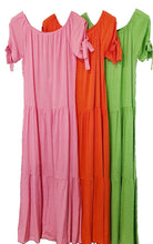 Afbeelding in Gallery-weergave laden, Maxi Jurk Roze Dobby van Creme de la Creme is een maxi dress van crinkle stof, heeft korte mouwen met een strikje aan de mouwen voor een romantische look. De jurk is zowel off-shoulder als op de schouder te dragen. Is verkrijgbaar in verschillende kleuren. Deze jurk is leuk te combineren met een wikkelband of een gekleurd leren strikriem. Neem ook een kijkje bij de accessoires. Kleur : Pink, Coral, Groen