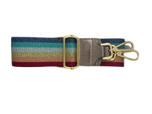 Afbeelding in Gallery-weergave laden, Metallic Rainbow Bagstrap, schouderband voor aan een tas met metallic print. Deze schouderband heeft een lederen uiteinde in de kleur brons. De band is 5cm breed en is verstelbaar in de lengte. Minimale lengte , inclusief clips, is 84cm en de maximale lengte, inclusief clips is 125cm. De schouderband metallic is in verschillende kleuren verkrijgbaar: rainbow metallic en metallic taupe/rosé/crème.