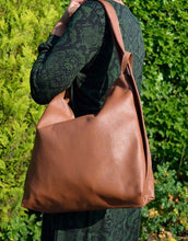 Afbeelding in Gallery-weergave laden, Beige Lederen Rugtas & Schoudertas Combi Zwart is een ideale tas en multifunctioneel! Tas is een lederen schoudertas die ook als rugtas te dragen is. Veel ruimte in deze tas en is te sluiten met een ritssluiting.