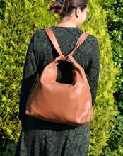 Afbeelding in Gallery-weergave laden, Beige Lederen Rugtas & Schoudertas Combi Zwart is een ideale tas en multifunctioneel! Tas is een lederen schoudertas die ook als rugtas te dragen is. Veel ruimte in deze tas en is te sluiten met een ritssluiting.