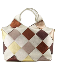 Afbeelding in Gallery-weergave laden, Tas Mandy Classic Grain Metallic Goud is een lederen handtas met gevlochten leer in verschillende tinten. Een prachtige tas, handtas Mandy is écht een plaatje, daar mag je mee gezien worden. Opvallend maar tegelijkertijd erg stijlvol en kan het gehele jaar doorgedragen worden. Tas Mandy wordt geleverd met een afneembaar en verstelbaar lang hengsel, is ook te dragen als een crossbodytas en wordt gesloten met een ritssluiting.