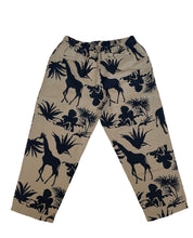 Load image into Gallery viewer, Linnen broek van Moment by Moment. De broek heeft wijde pijpen en een lengte van 7/8. De tailleband is van elastiek met een touwtje om de broek vast te strikken. Deze zandkleurige broek heeft een super mooie jungle print. Is als pak te dragen samen met dezelfde print top, maar kan ook gecombineerd worden met een zwarte of gekleurde top, blouse of trui.