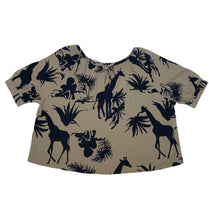 Load image into Gallery viewer, Linnen Top van Moment by Moment. De top valt wijd, heeft een ronde hals en een touwtje om eventueel te strikken. Deze zandkleurige top heeft een korte mouw en een super mooie jungle print. Is als pak te dragen samen met dezelfde print broek, maar kan ook gecombineerd worden met een zwarte travelbroek van Jane Lushka.