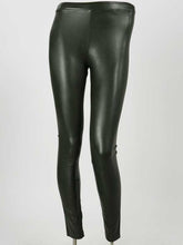Load image into Gallery viewer, Groene Luxe Legging Vegan Leather, een mooie kwaliteit leather look legging van Norfy met subtiele glans. Deze legging heeft een voering van hele dunne soepele fleece kwaliteit en heeft zeer veel stretch. Verkrijgbaar in verschillende kleuren: zwart, army green.