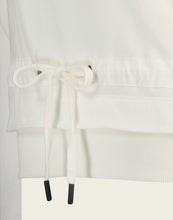 Afbeelding in Gallery-weergave laden, Offwhite Soft Hoodie Fly/1 PG6222427-1 van Jane Lushka is een mooie hoodie van katoen, heeft een ronde hals, rijgkoord, een lange mouw met boord. De hoodie heeft een klassieke maar toch sportieve stijl.