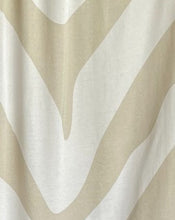 Load image into Gallery viewer, Viscose Rok V-stripes is een maxi rok met een elastische band. De rok is van 100% viscose, valt mooi en is heerlijk luchtig voor de zomer. De rok is verkrijgbaar in verschillende kleuren. Kleur : Beige/Wit, Grijs/Wit
