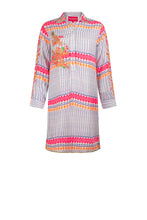 Load image into Gallery viewer, Jurk van Place du Soleil, Disco Dragon Long Sleeves is een prachtige middellang recht model jurk met steekzakken, lange mouwen en een kraag, die afgewerkt is met goudkleurige band. De jurk heeft een onderjurk, is een mooi kleurenpalet en heeft een dragon print op de borst, welke met de hand op de jurk is geborduurd. Ook hebben we van dezelfde serie een blouse, Disco Dragon Blouse en een jurk Disco Dragon No Sleeves. Alsof de keuze al niet moeilijk genoeg is.