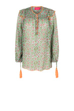 Load image into Gallery viewer, Groene Blouse van Place du Soleil, Floral Affair Mix Blouse is een wijder model blouse met lange mouwen en flosjes. Blouse heeft een ronde hals met oranje biesjes, knoopjes en flosjes. Blouse heeft een mooi bloemenmotief en ruches op de schouders.