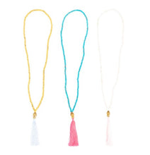 Afbeelding in Gallery-weergave laden, Ketting van Place du Soleil is een mooie ketting met gekleurde kraaltjes, een buddha gezicht en een gekleurde franje in verschillende kleuren. De kettingen zijn te combineren met de kleurrijke jurken van de zomer collectie van Place du Soleil. Wat een prachtige ketting van Place du Soleil!