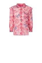 Load image into Gallery viewer, Roze Blouse van Place du Soleil, Pink Crab Blouse is een luchtige blouse, een wat strakker model blouse met lange mouwen en kraag. Blouse heeft een palmmotief en donkerblauwe biesjes bij de kraag en het zakje, contrasterend aan de mooie roze kleur blouse. Wat een plaatje!