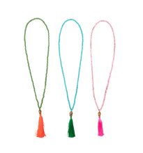 Afbeelding in Gallery-weergave laden, Ketting van Place du Soleil is een mooie ketting met gekleurde kraaltjes, een buddha gezicht en een gekleurde franje in verschillende kleuren. De kettingen zijn te combineren met de kleurrijke jurken van de zomer collectie van Place du Soleil. Wat een prachtige ketting van Place du Soleil!