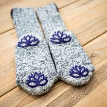 Load image into Gallery viewer, SOXS Dames High Mystical Purple Anti-Slip Yoga, met motief, zijn ideaal voor een yoga sessie. SOX3114, deze kniesokken hebben een paars label. Door een combinatie van traditioneel schapenwol en moderne technologie heeft SOXS een wollen sok ontwikkeld die niet kriebelt. 100% anti-prikgarantie, met deze sokken heb je geen last meer van koude voeten.