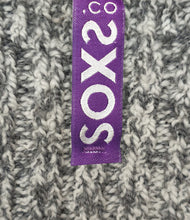 Load image into Gallery viewer, SOXS Dames High Mystical Purple Anti-Slip Yoga, met motief, zijn ideaal voor een yoga sessie. SOX3114, deze kniesokken hebben een paars label. Door een combinatie van traditioneel schapenwol en moderne technologie heeft SOXS een wollen sok ontwikkeld die niet kriebelt. 100% anti-prikgarantie, met deze sokken heb je geen last meer van koude voeten.