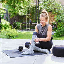 Load image into Gallery viewer, SOXS Dames High Mystical Purple Anti-Slip Yoga, met motief, zijn ideaal voor een yoga sessie. SOX3114, deze kniesokken hebben een paars label. Door een combinatie van traditioneel schapenwol en moderne technologie heeft SOXS een wollen sok ontwikkeld die niet kriebelt. 100% anti-prikgarantie, met deze sokken heb je geen last meer van koude voeten.